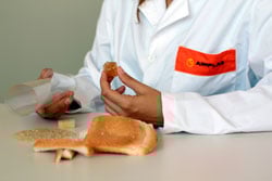 Envases plásticos biodegradables para mantecados elaborados a partir de desechos de pan