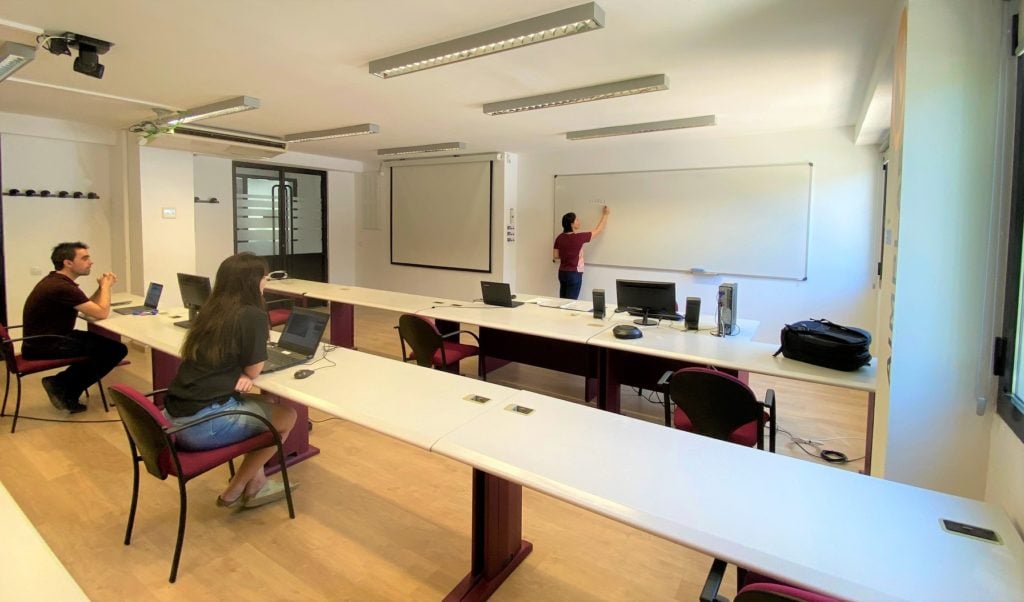 Emisión en streaming en entorno de aula combinado con posibilidad de asistencia presencial en condiciones seguras para el alumno