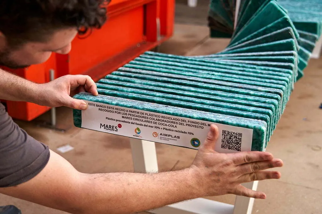 AIMPLAS colabora con Mares Circulares en la fabricación de 15 bancos a partir de basuras marinas