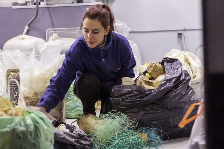 Residuos plásticos procedentes del mar